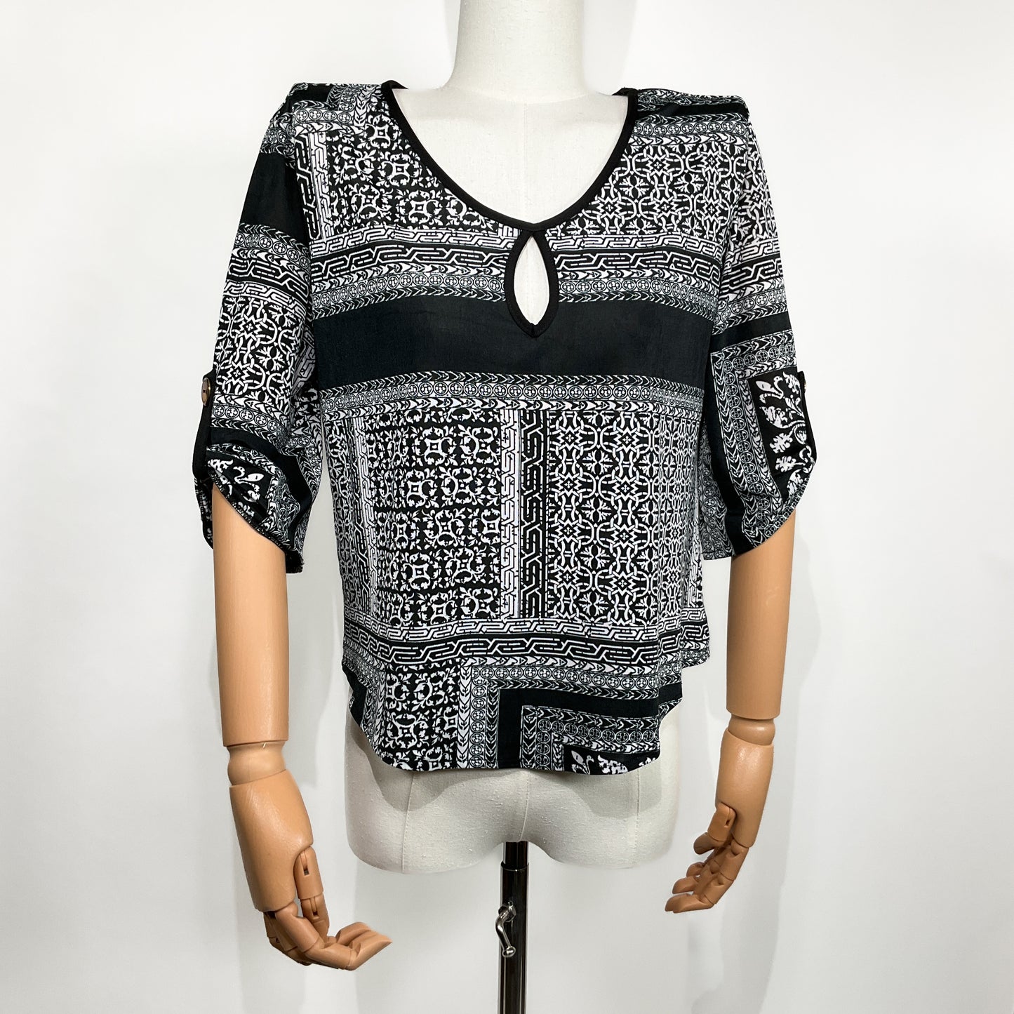 Blusa Negra y Blanca con Estampado Étnico – Líneas – Talla S