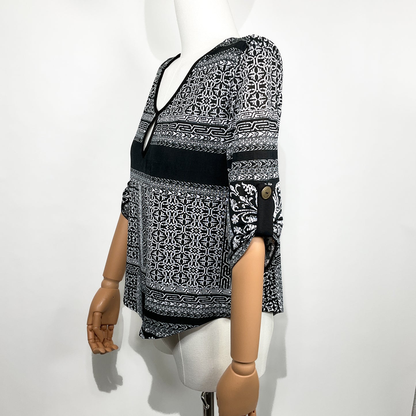 Blusa Negra y Blanca con Estampado Étnico – Líneas – Talla S