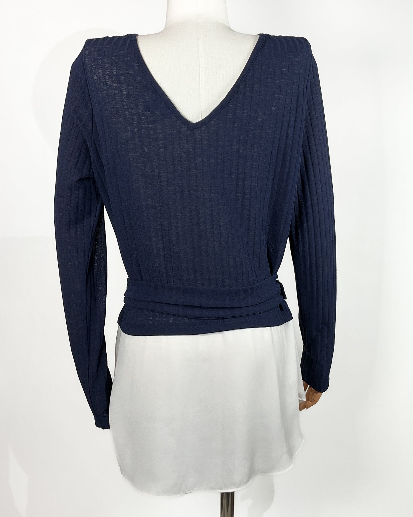 Blusa bicolor Contempo estilo camisa integrada – Talla M/G