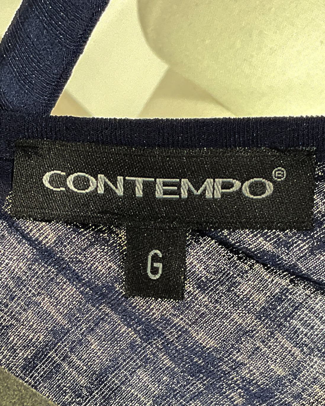 Blusa bicolor Contempo estilo camisa integrada – Talla M/G