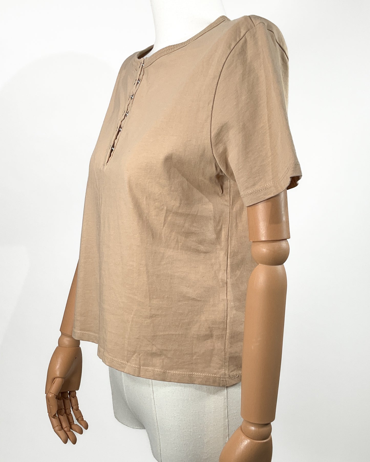 Blusa Beige Básica con Botones Frontales – Zara