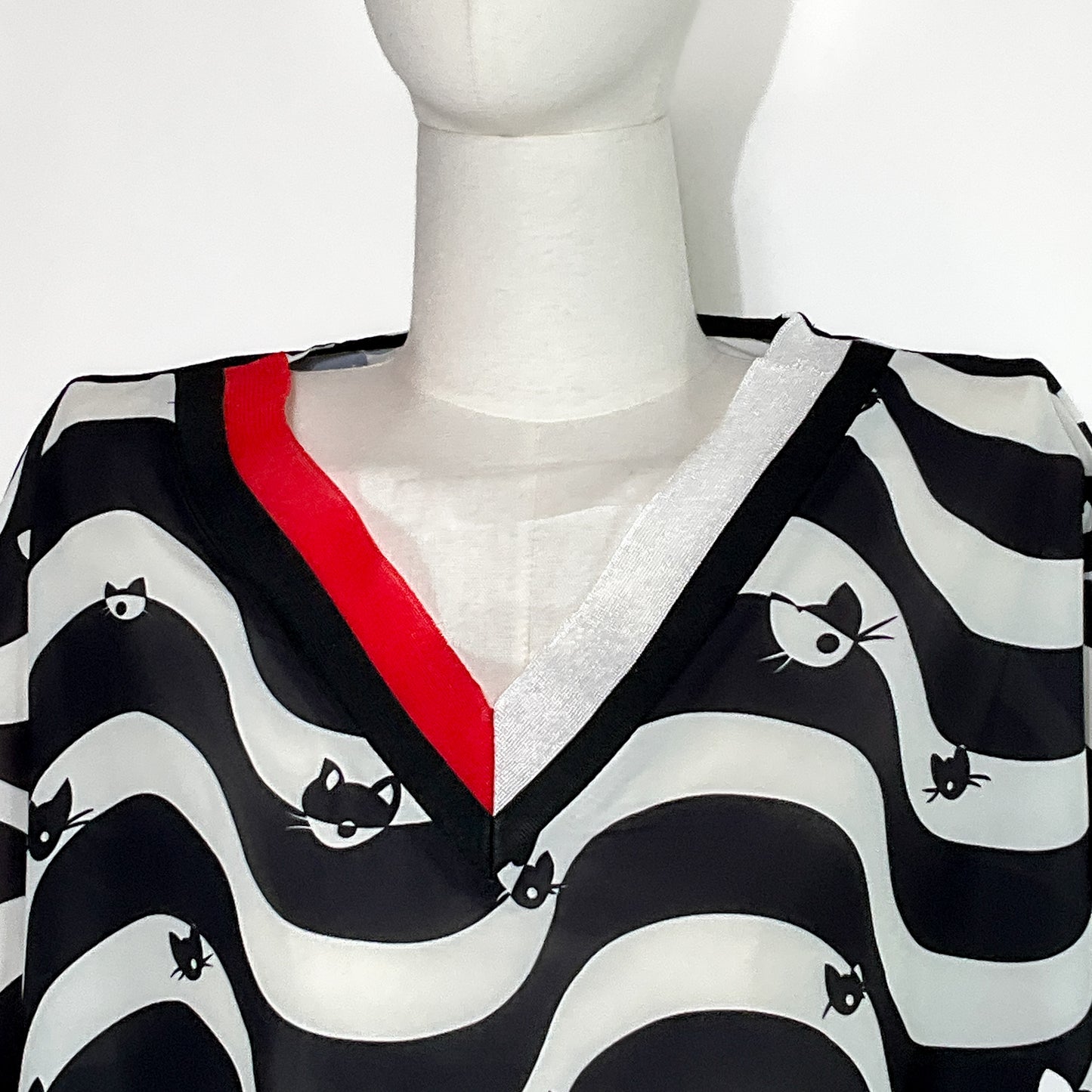 Blusa Estampado Gatitos Blanco y Negro – Talla G