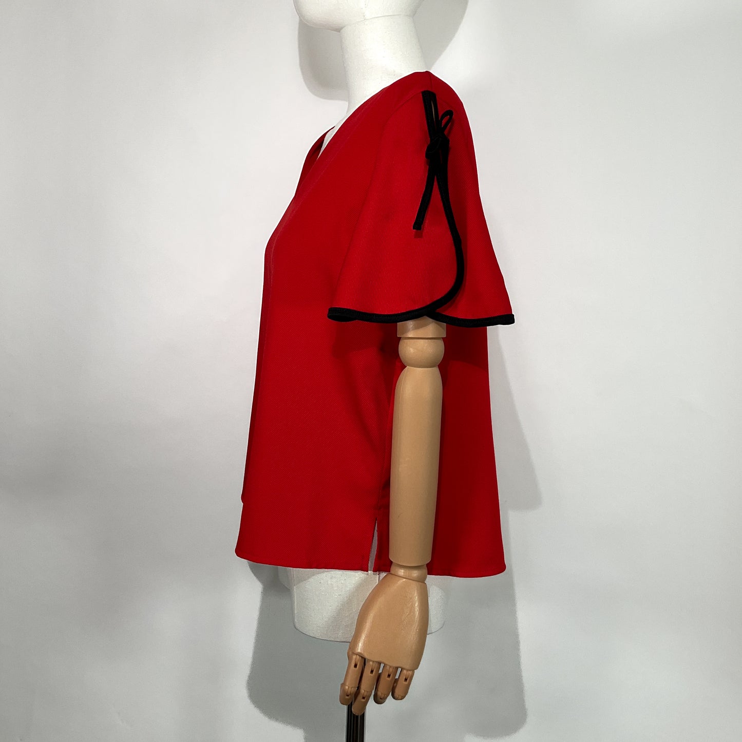 Blusa Roja con Detalles en Mangas – Marca Contempo, Talla G