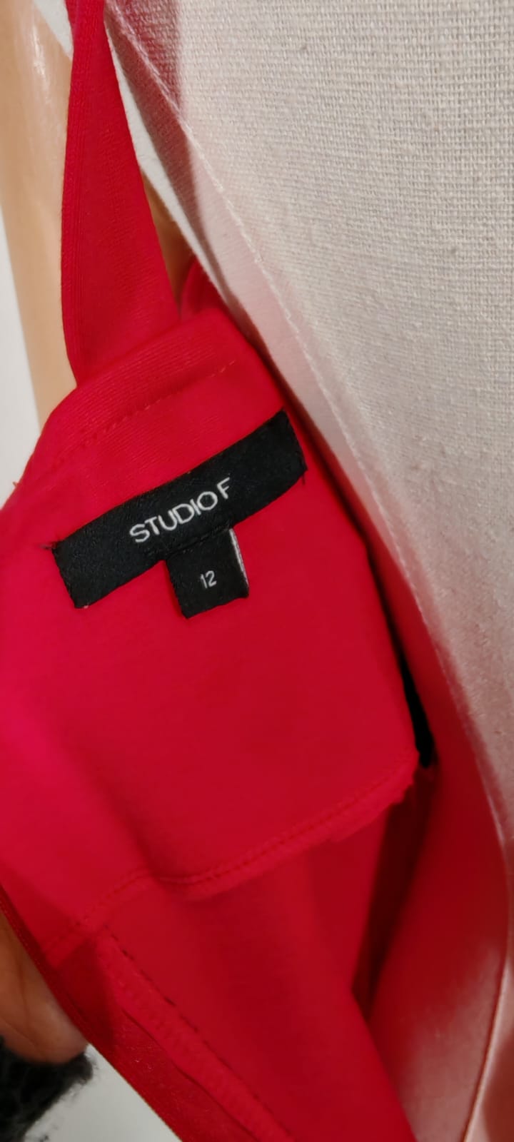 Vestido Rojo Studio F – Elegancia Casual con Estilo Único