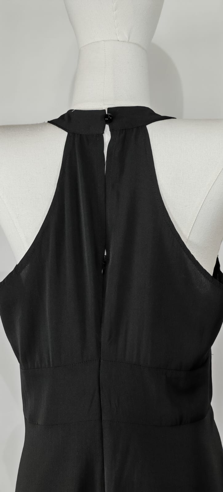 Vestido Negro Asimétrico – Estilo Casual con Elegancia Natural