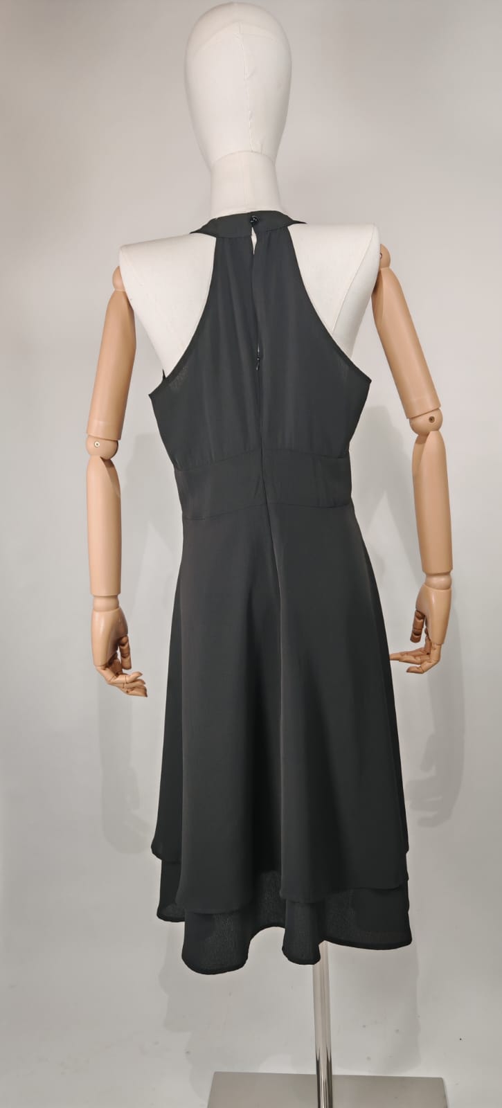 Vestido Negro Asimétrico – Estilo Casual con Elegancia Natural