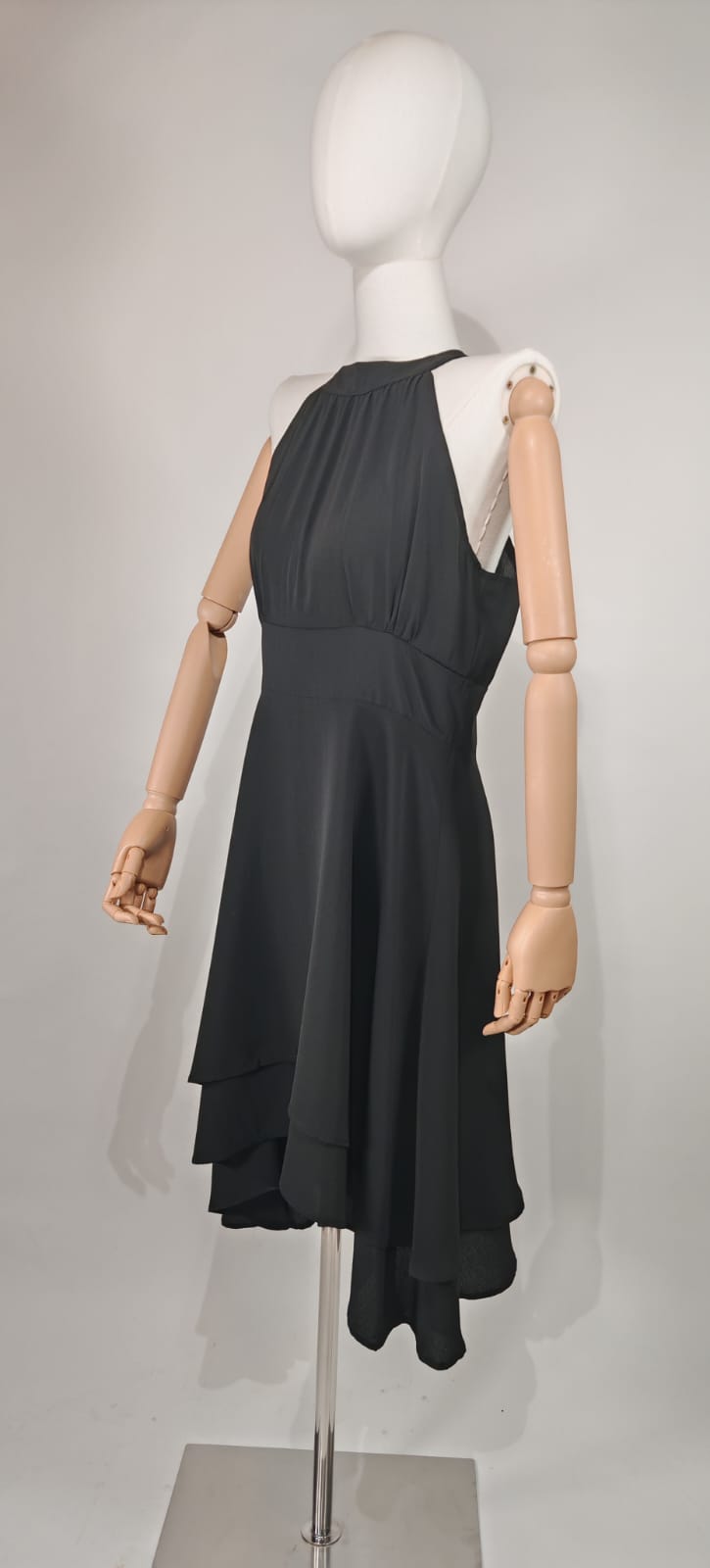 Vestido Negro Asimétrico – Estilo Casual con Elegancia Natural