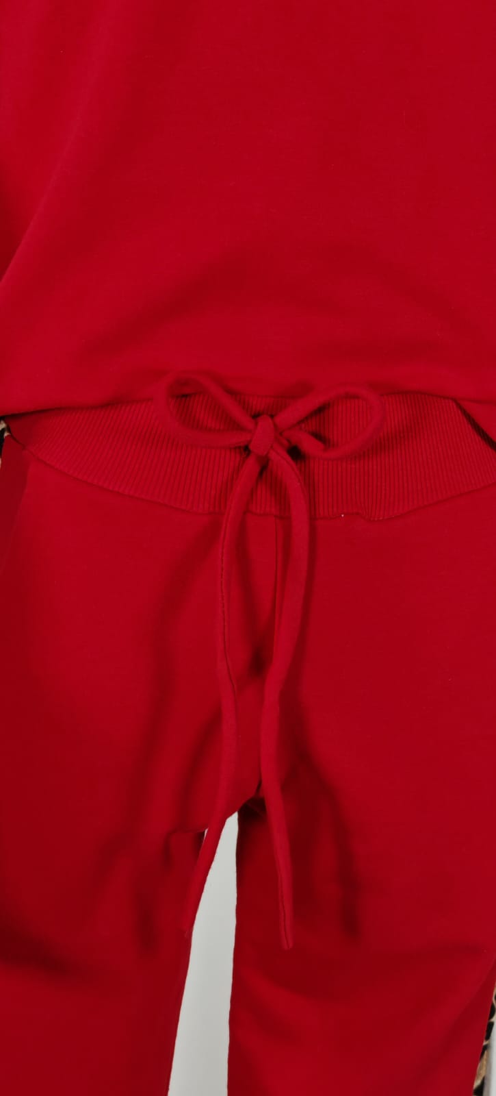 Conjunto Rojo con Animal Print – Estilo y Comodidad para tu Día Activo