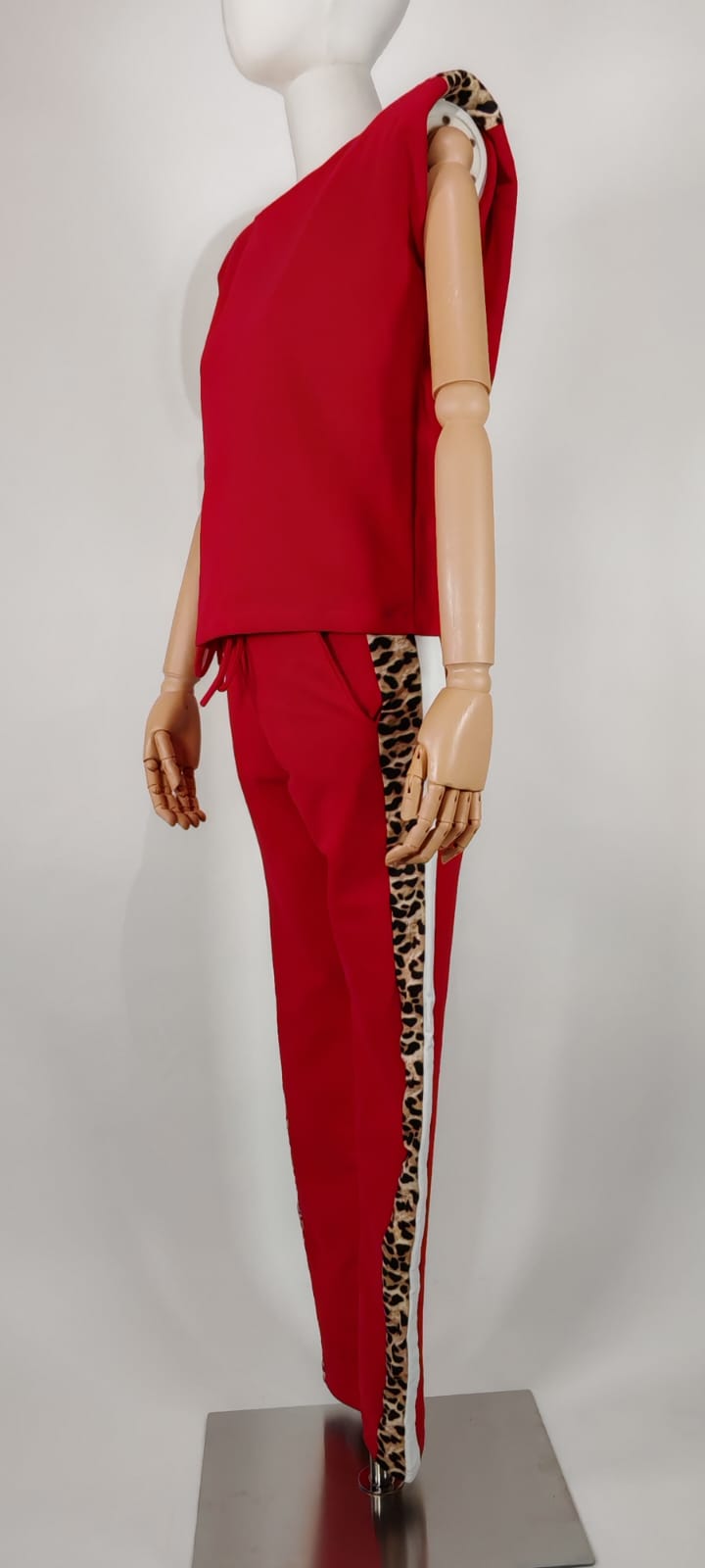 Conjunto Rojo con Animal Print – Estilo y Comodidad para tu Día Activo