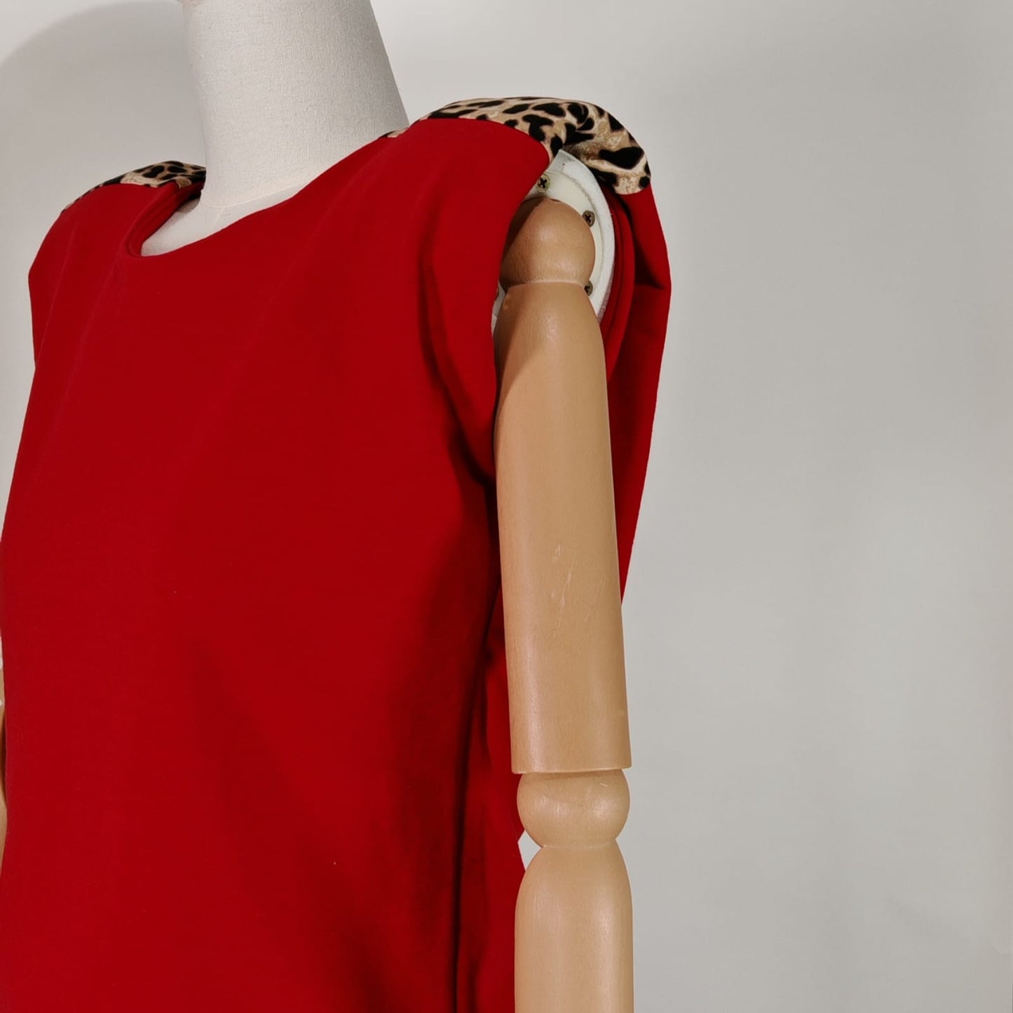 Conjunto Rojo con Animal Print – Estilo y Comodidad para tu Día Activo