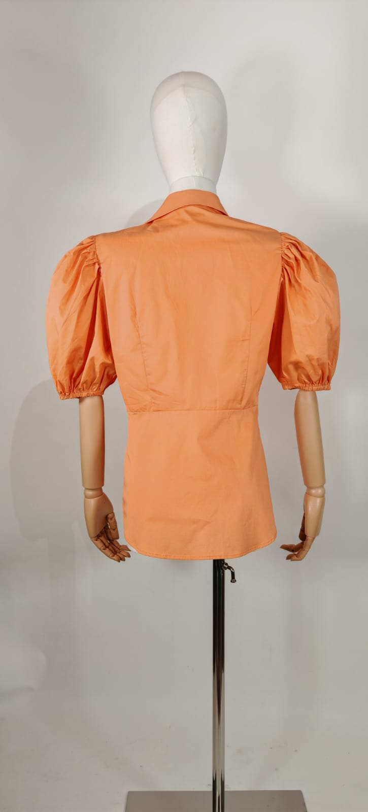 Blusa Chicways Naranja – Volumen y Estilo con un Lazo Protagonista
