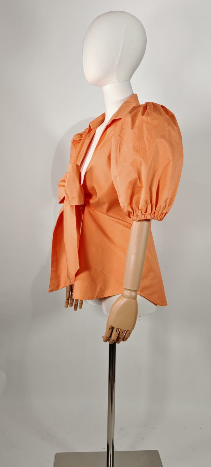 Blusa Chicways Naranja – Volumen y Estilo con un Lazo Protagonista