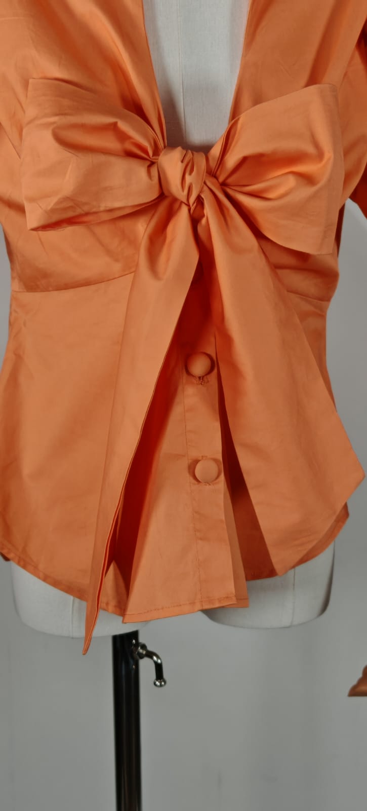 Blusa Chicways Naranja – Volumen y Estilo con un Lazo Protagonista