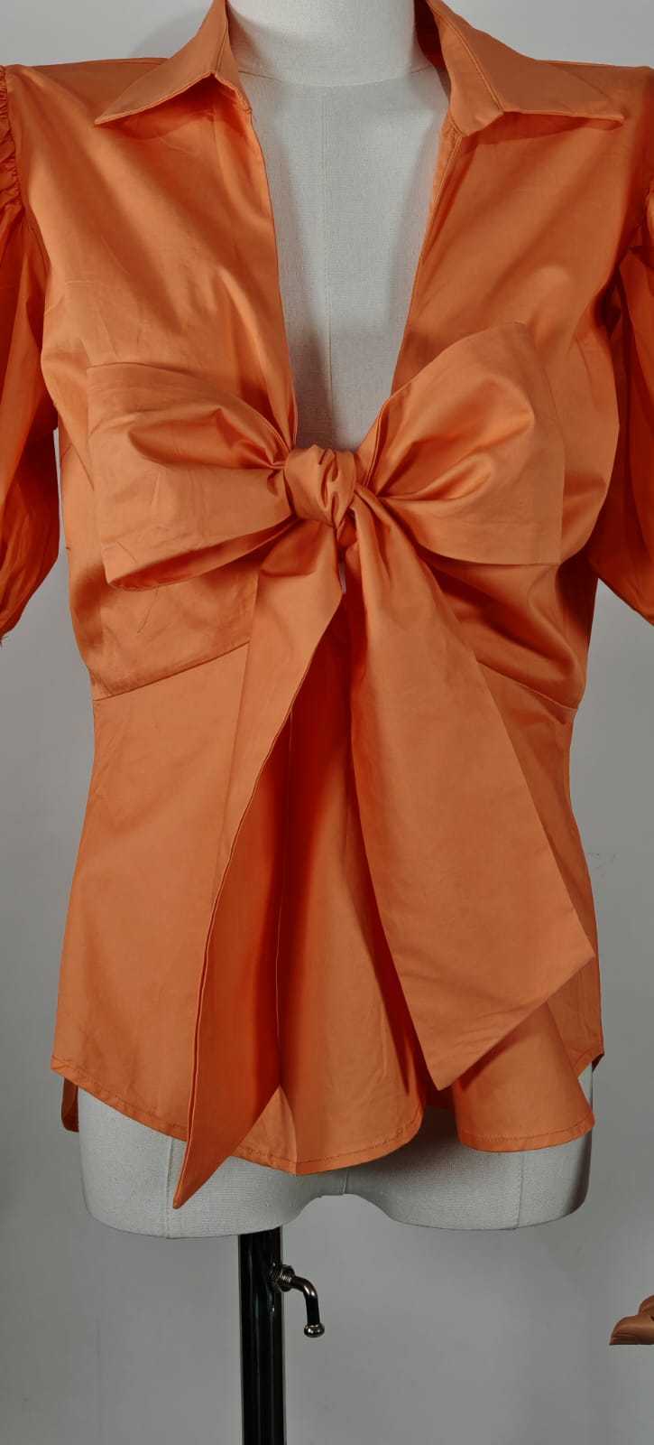 Blusa Chicways Naranja – Volumen y Estilo con un Lazo Protagonista