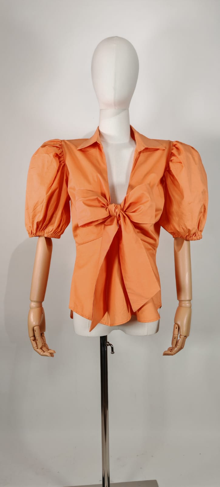 Blusa Chicways Naranja – Volumen y Estilo con un Lazo Protagonista