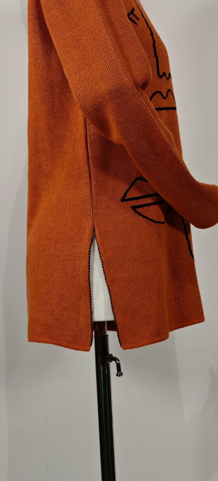 Suéter Marrón con Rostros Artísticos – Talla Única