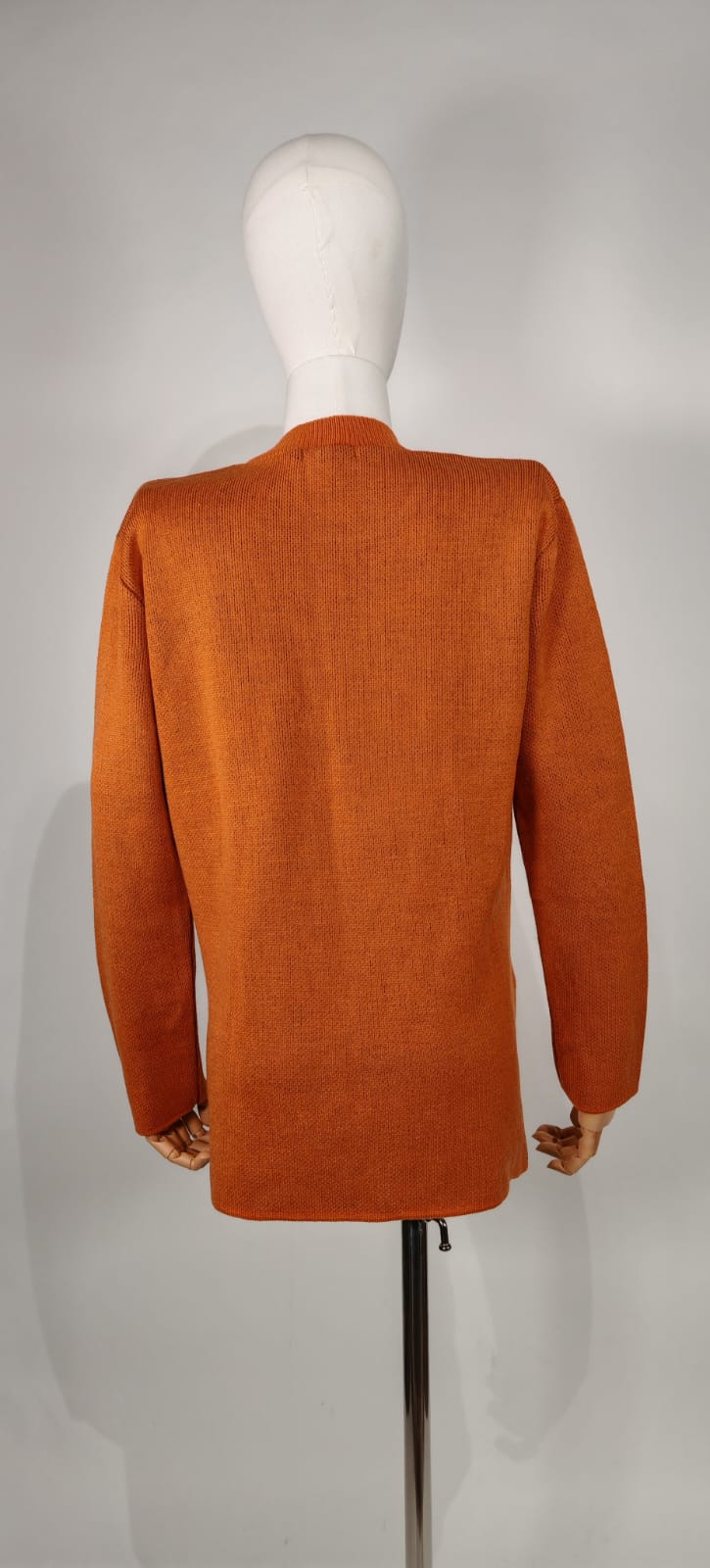 Suéter Marrón con Rostros Artísticos – Talla Única