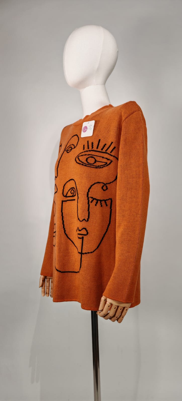 Suéter Marrón con Rostros Artísticos – Talla Única
