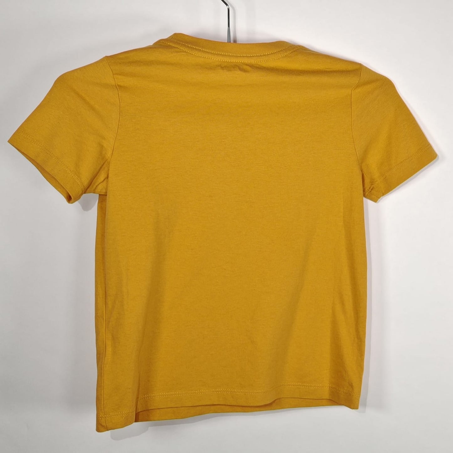 T-shirt Old Navy Mostaza – Talla 6/7 Niño