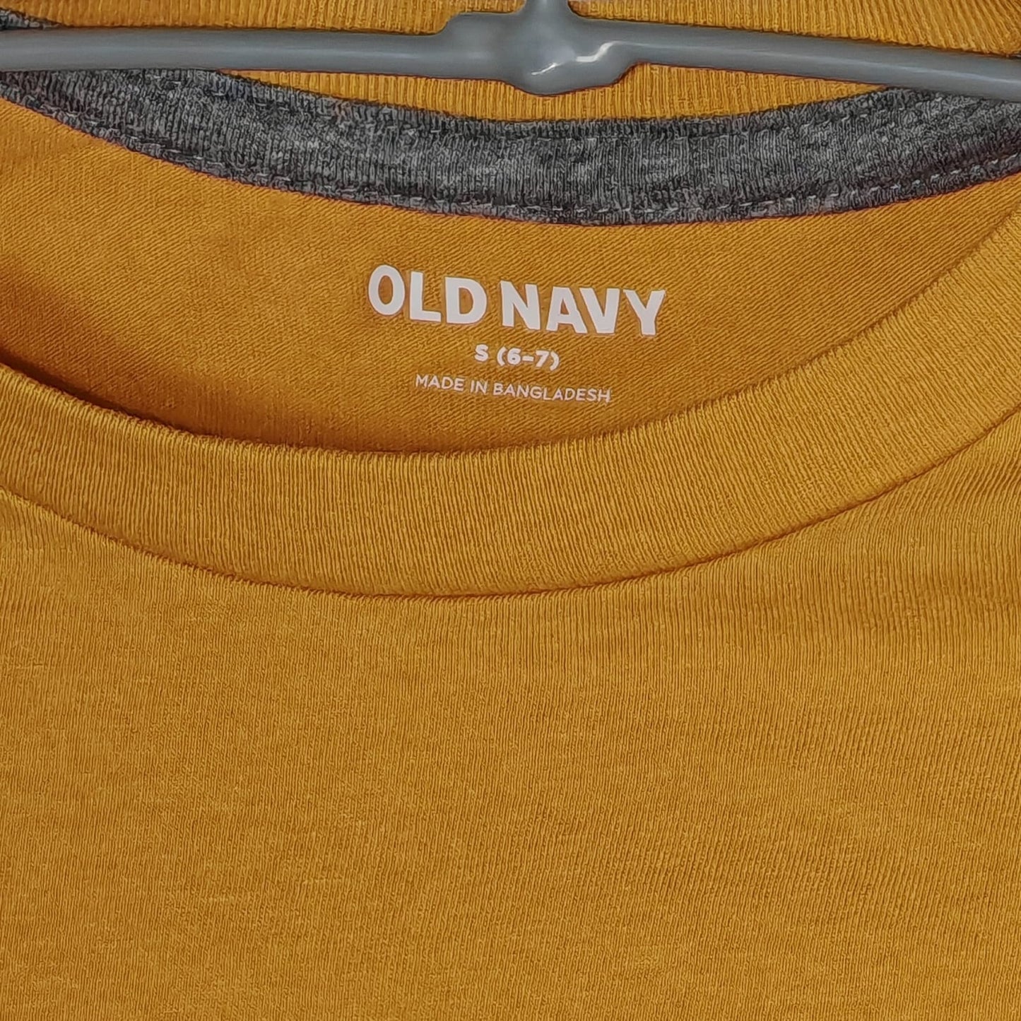 T-shirt Old Navy Mostaza – Talla 6/7 Niño