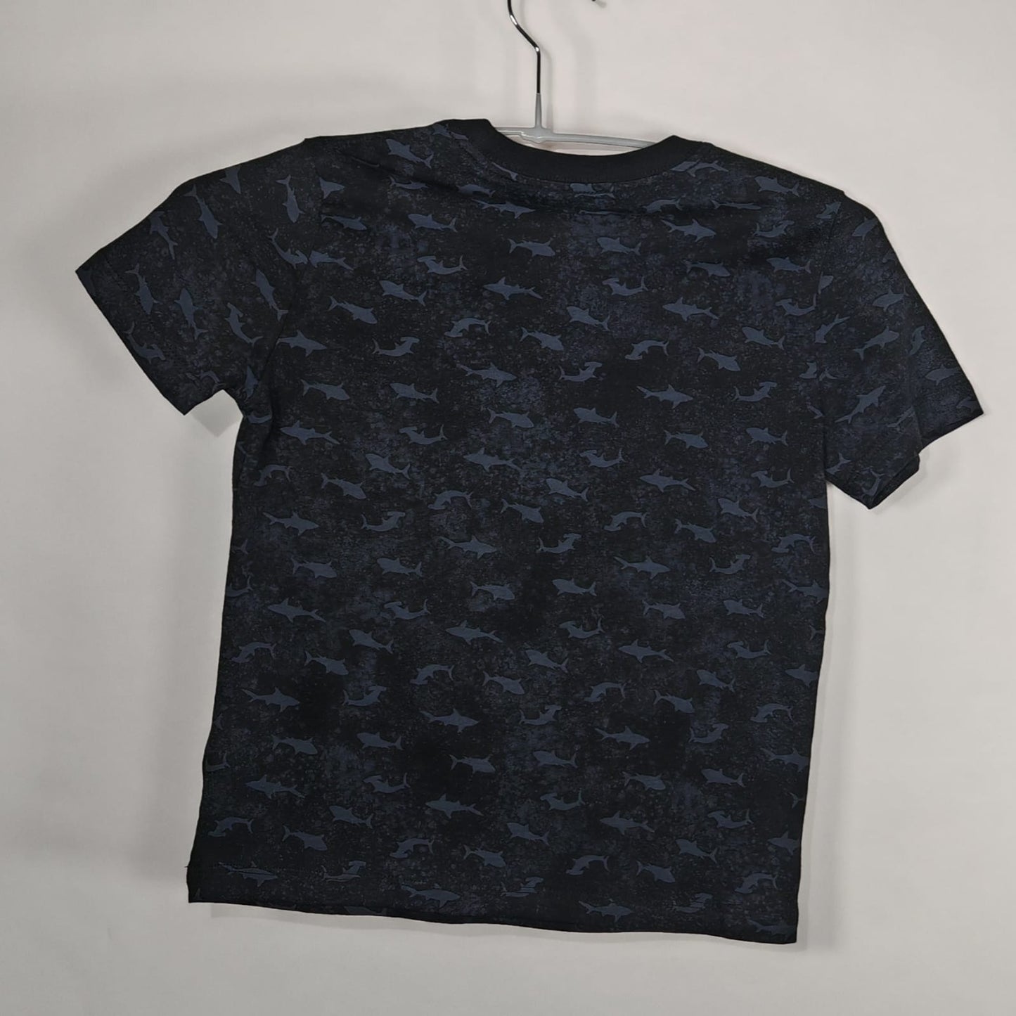 T-shirt Old Navy Tiburones – Talla 6/7 Niño