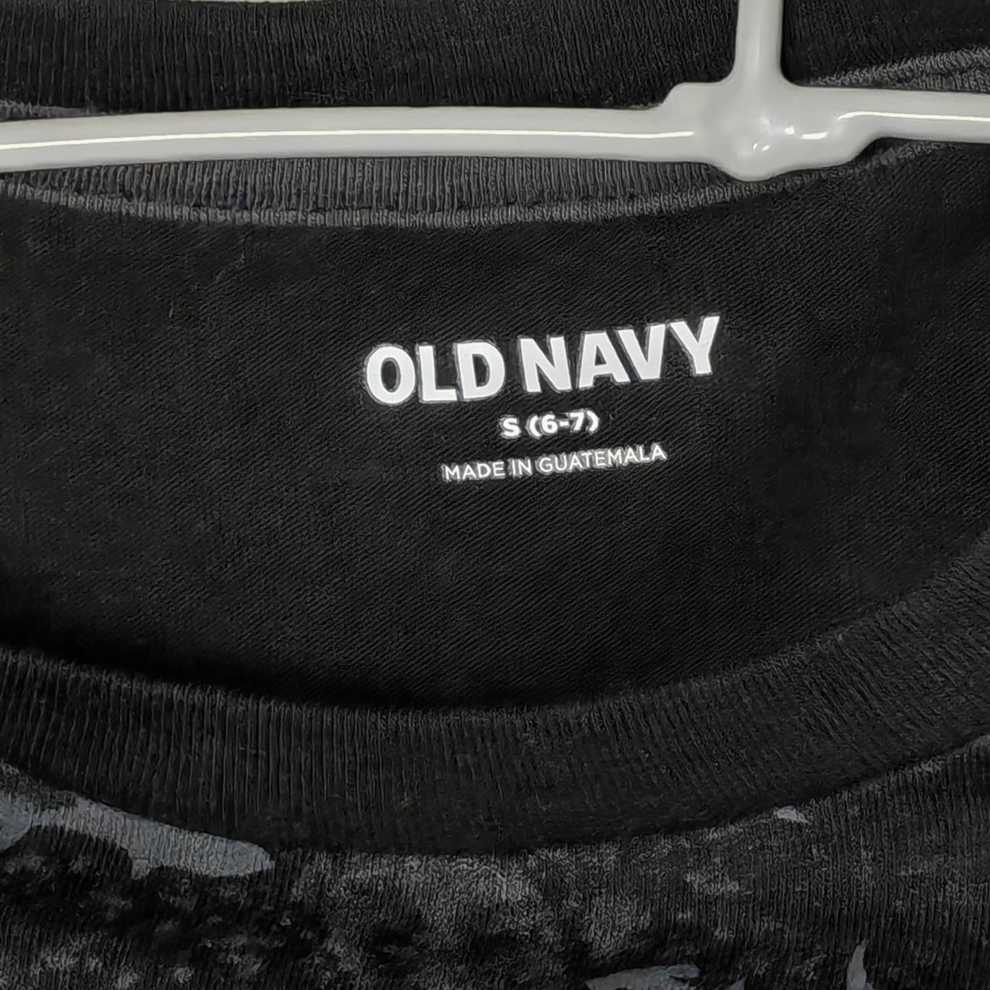 T-shirt Old Navy Tiburones – Talla 6/7 Niño