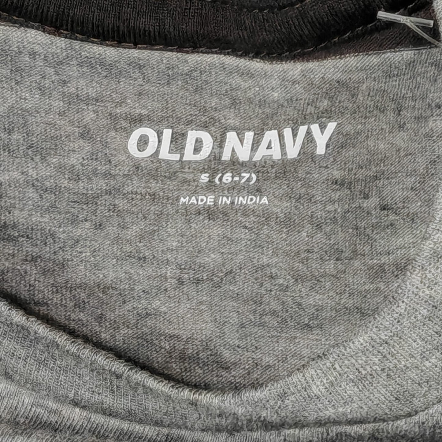 T-shirt Old Navy Rayas Gris y Negro – Talla 6/7 Niño