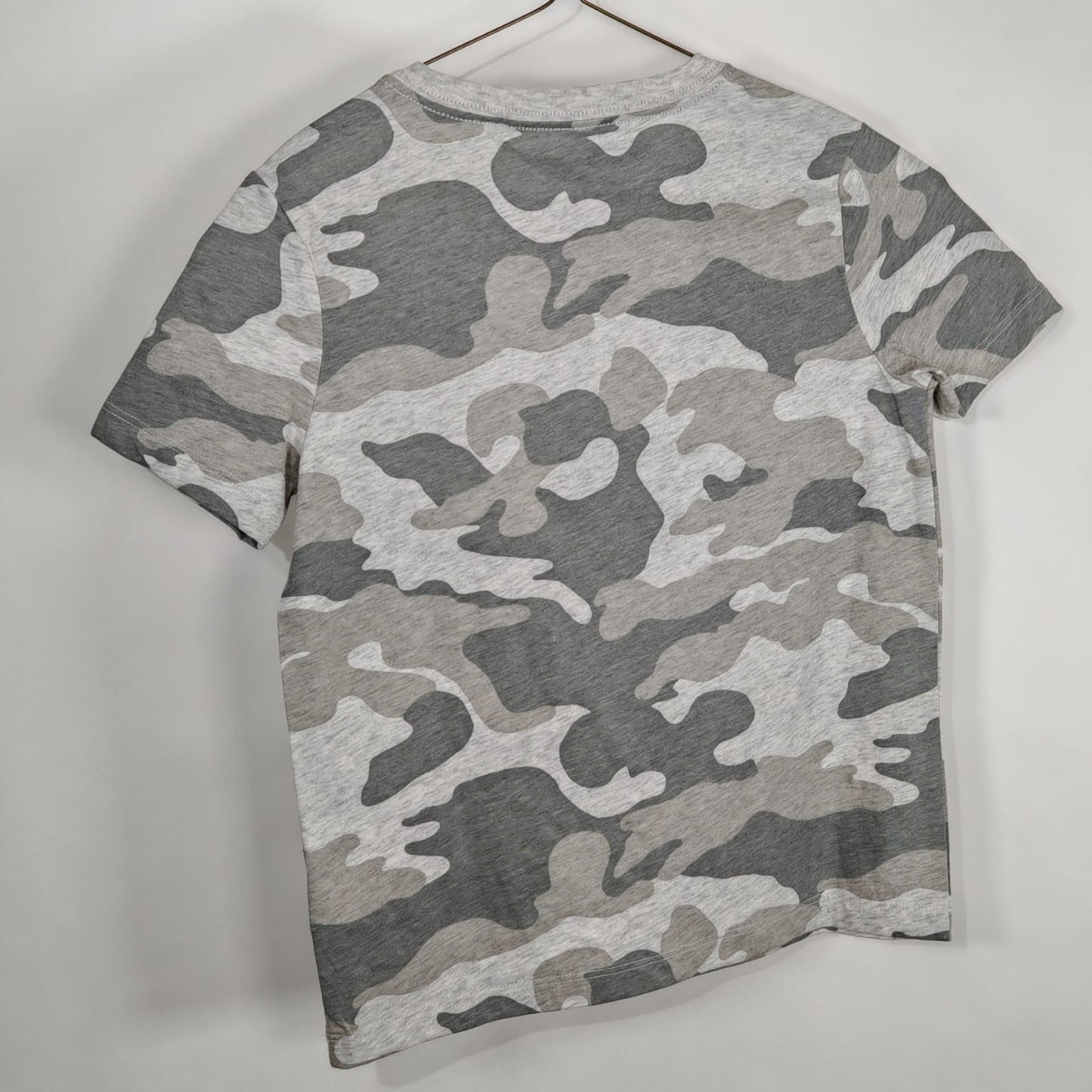 T-shirt Old Navy Camuflaje Gris Claro – Talla 6/7 Niño
