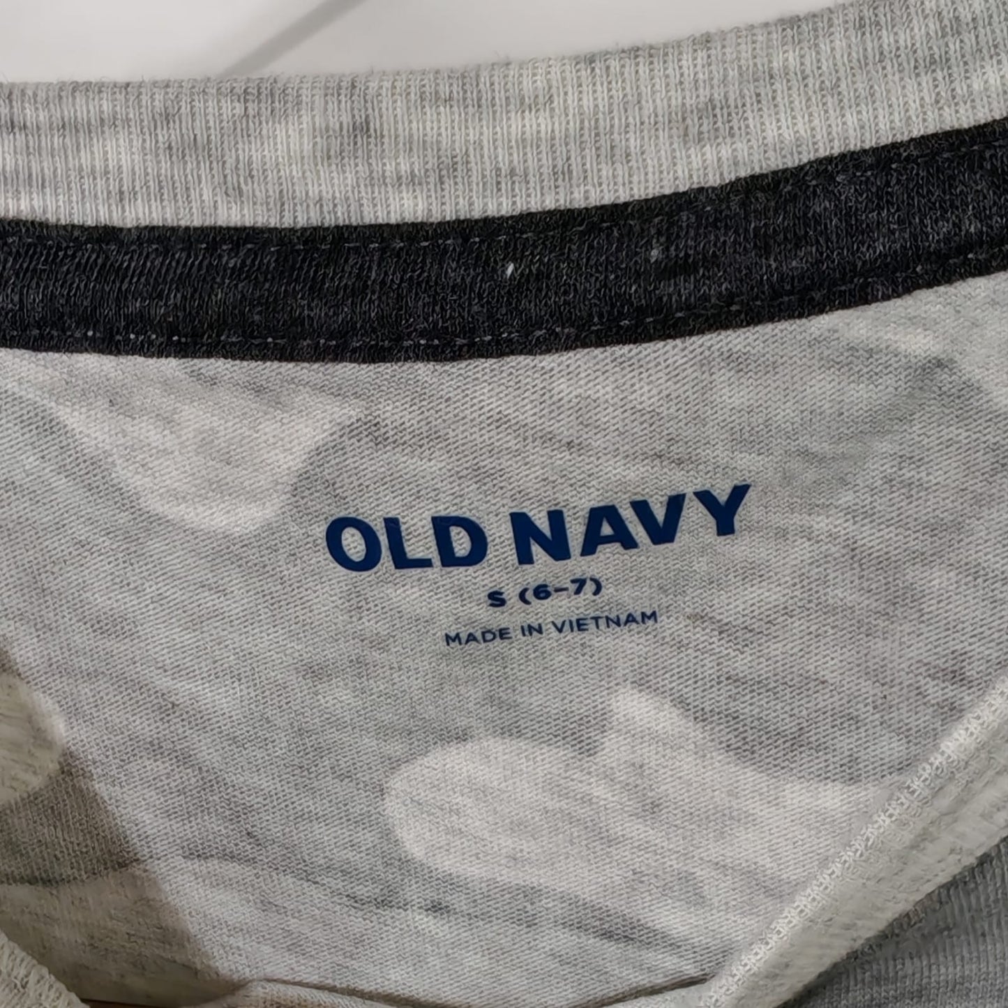 T-shirt Old Navy Camuflaje Gris Claro – Talla 6/7 Niño