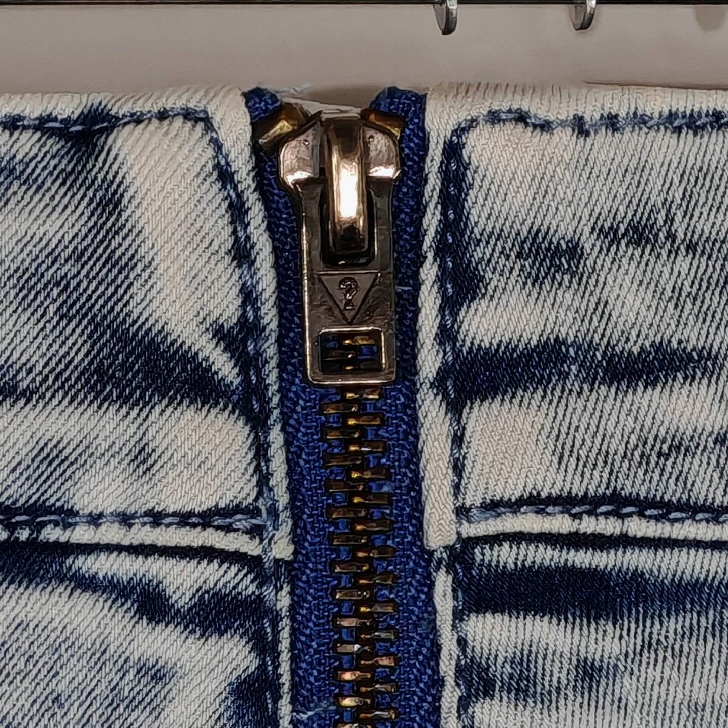 Short de Mezclilla Azul Claro – Guess Talla 25