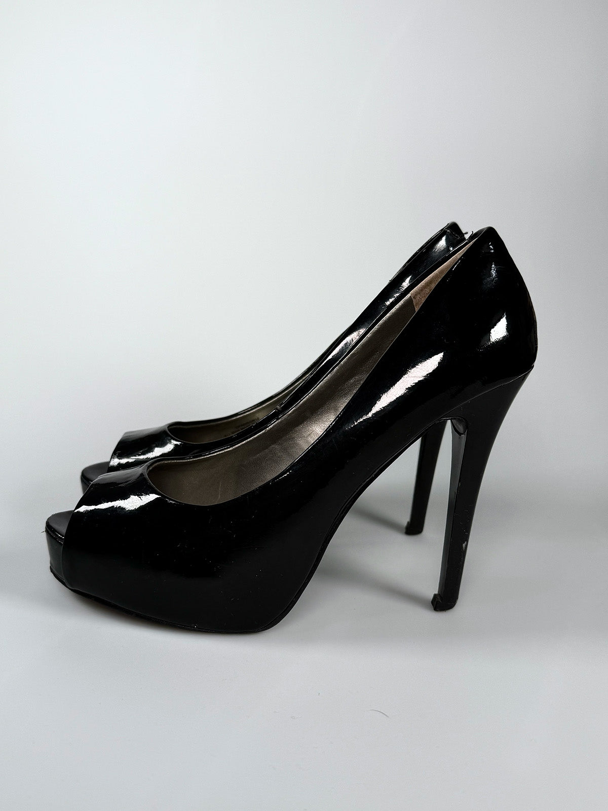 Zapatillas Guess de Charol Negro – Elegancia Clásica y Sofisticación