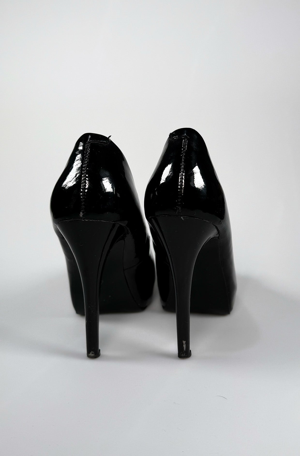 Zapatillas Guess de Charol Negro – Elegancia Clásica y Sofisticación