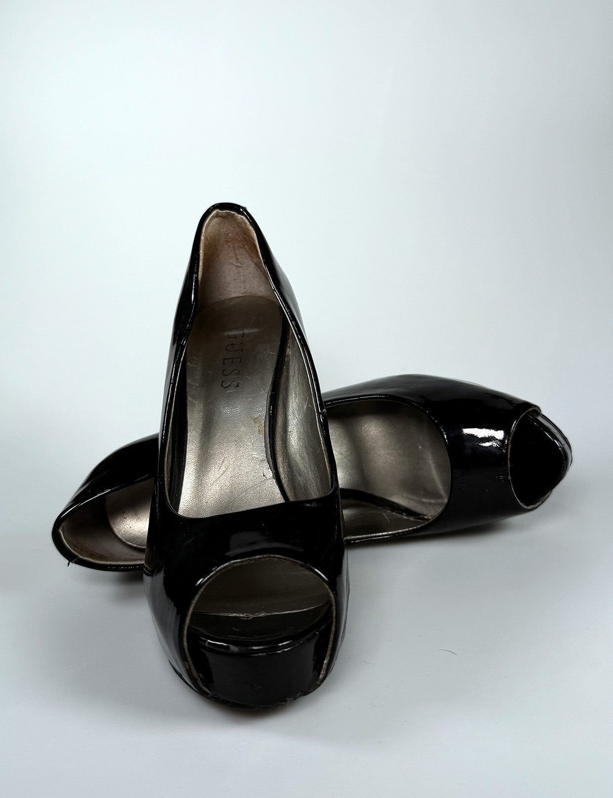 Zapatillas Guess de Charol Negro – Elegancia Clásica y Sofisticación