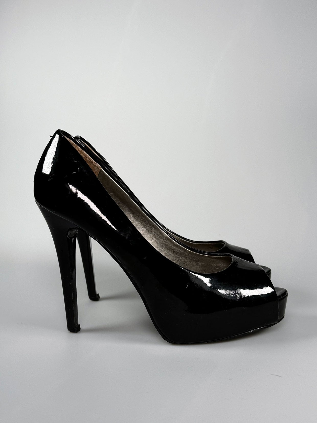 Zapatillas Guess de Charol Negro – Elegancia Clásica y Sofisticación