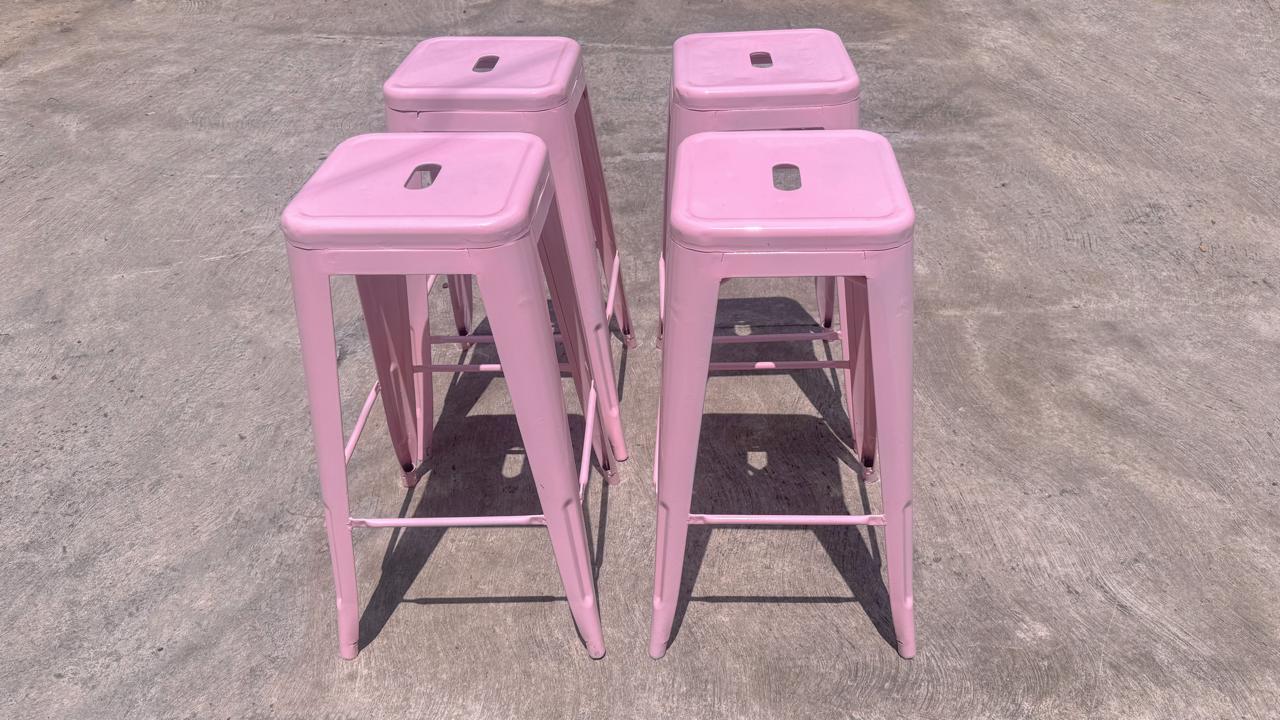 Set de 4 Bancos Altos Rosa Tipo Tolix Metálicos – Segunda Mano