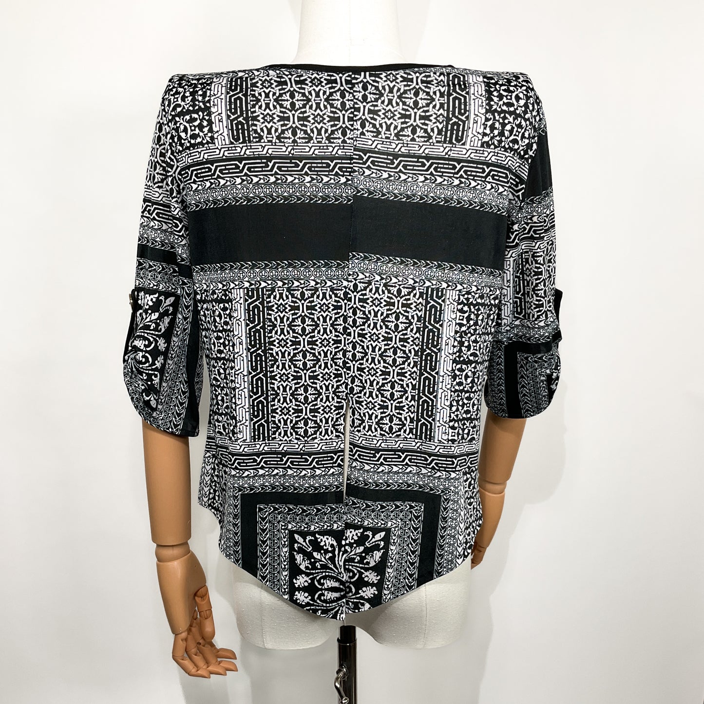 Blusa Negra y Blanca con Estampado Étnico – Líneas – Talla S