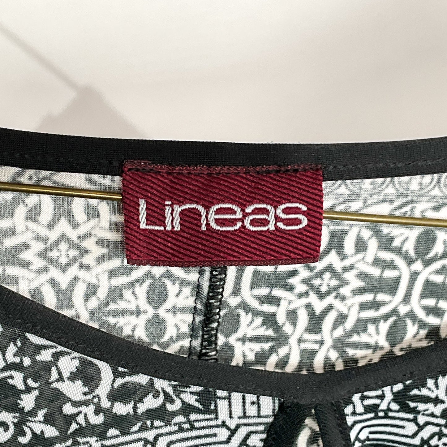 Blusa Negra y Blanca con Estampado Étnico – Líneas – Talla S