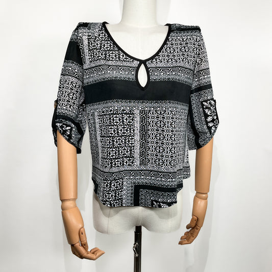 Blusa Negra y Blanca con Estampado Étnico – Líneas – Talla S