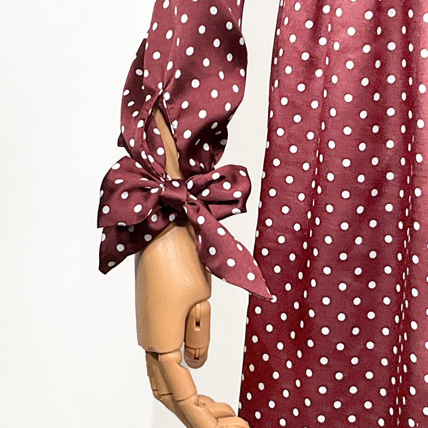 Blusa Satinada Zara Vino con Lunares Blancos – Talla M