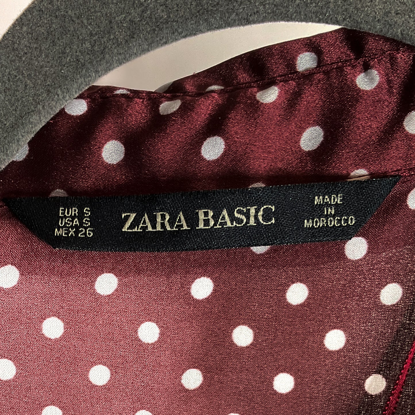 Blusa Satinada Zara Vino con Lunares Blancos – Talla M