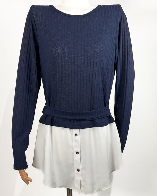 Blusa bicolor Contempo estilo camisa integrada – Talla M/G