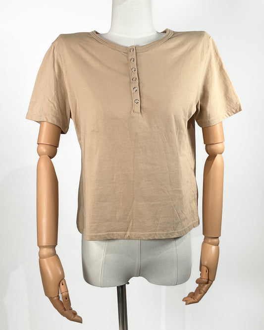 Blusa Beige Básica con Botones Frontales – Zara