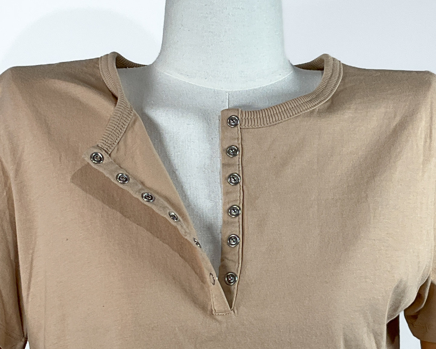 Blusa Beige Básica con Botones Frontales – Zara