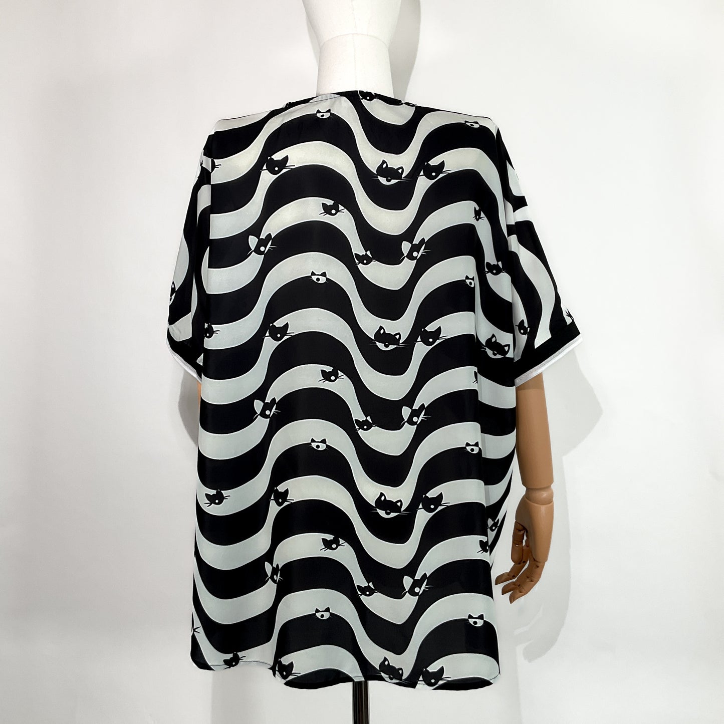 Blusa Estampado Gatitos Blanco y Negro – Talla G