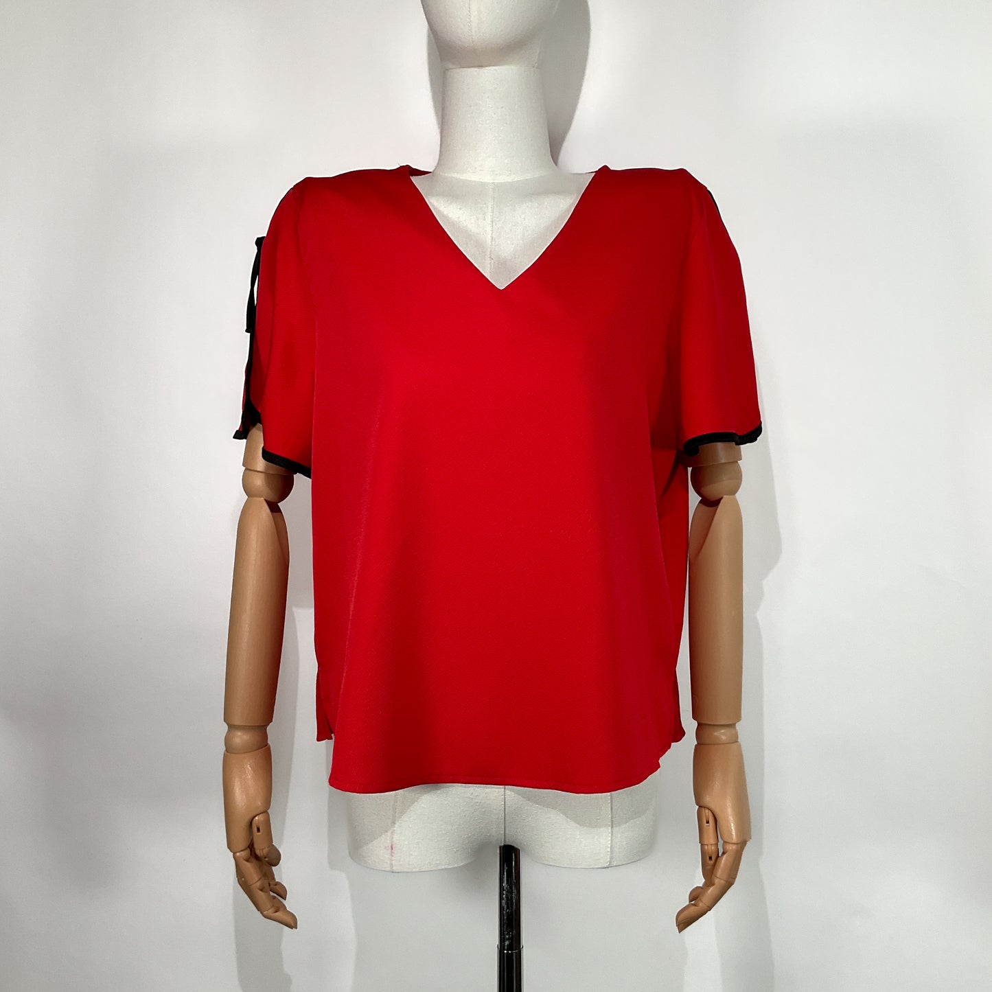 Blusa Roja con Detalles en Mangas – Marca Contempo, Talla G