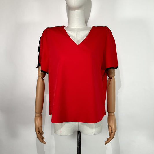 Blusa Roja con Detalles en Mangas – Marca Contempo, Talla G