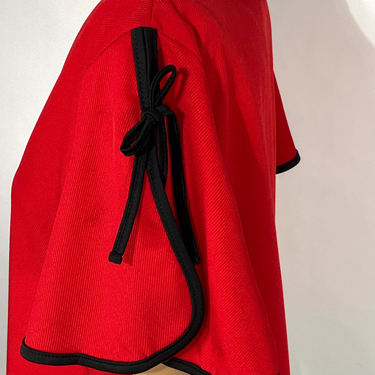 Blusa Roja con Detalles en Mangas – Marca Contempo, Talla G