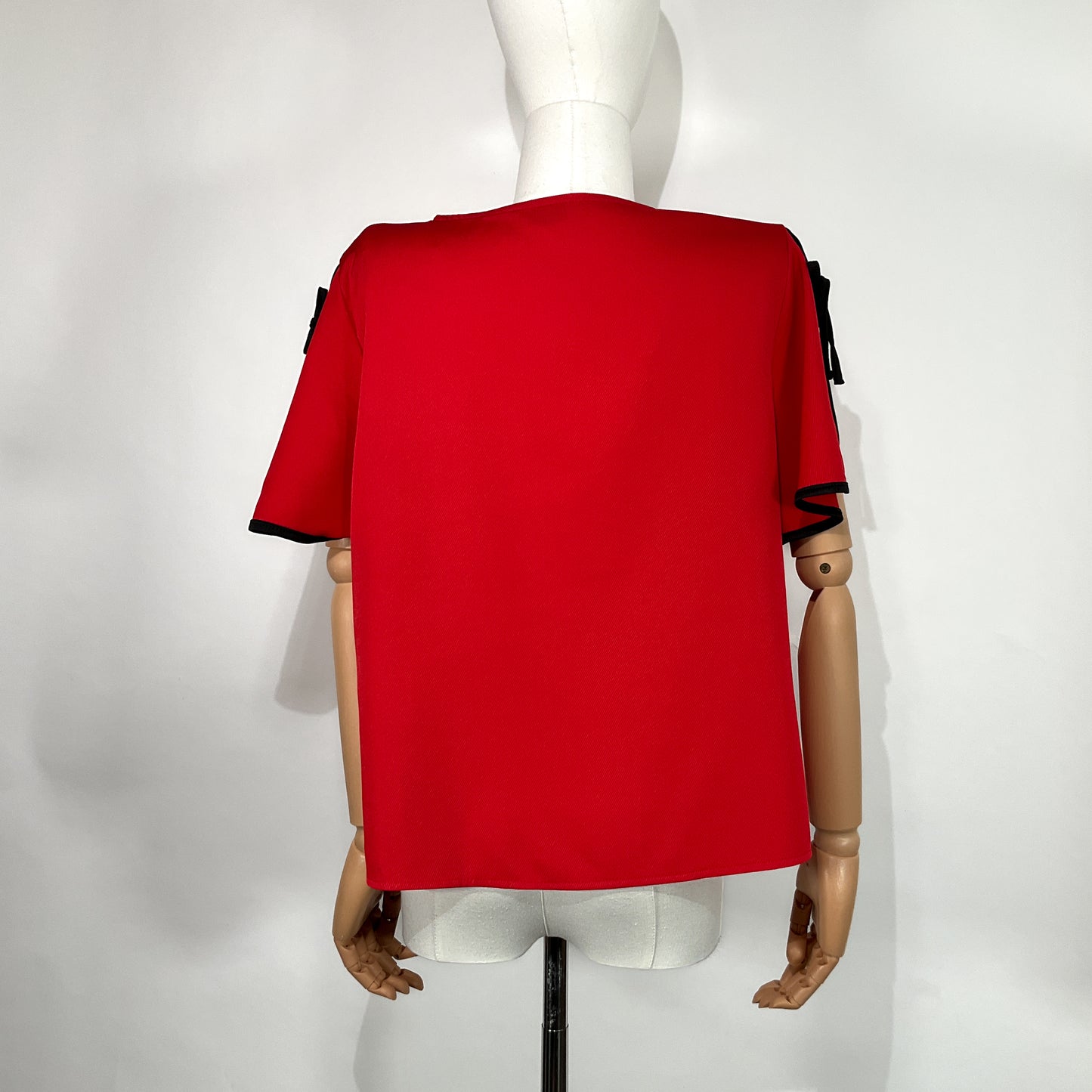 Blusa Roja con Detalles en Mangas – Marca Contempo, Talla G