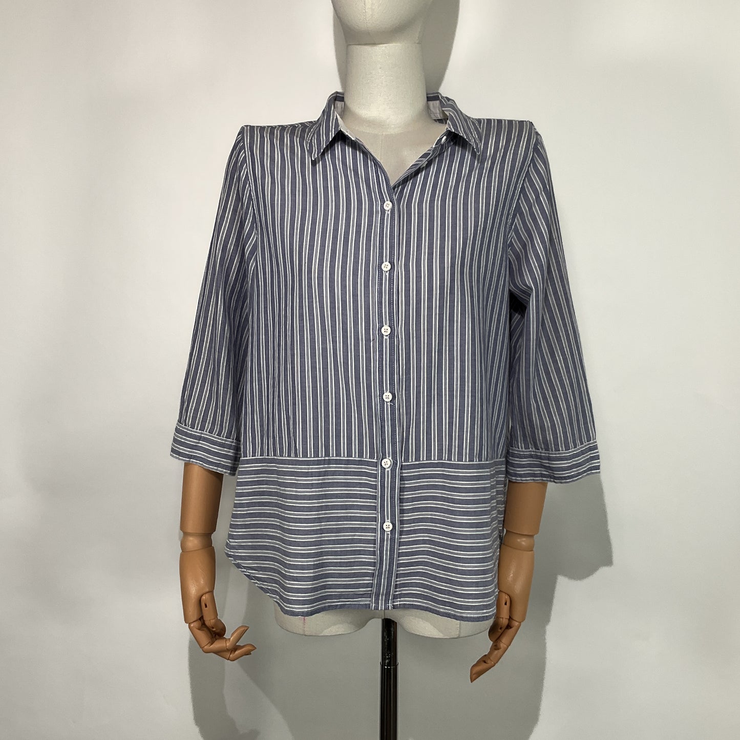 Camisa de Rayas Azul y Blanca – Marca Weekend, Talla M