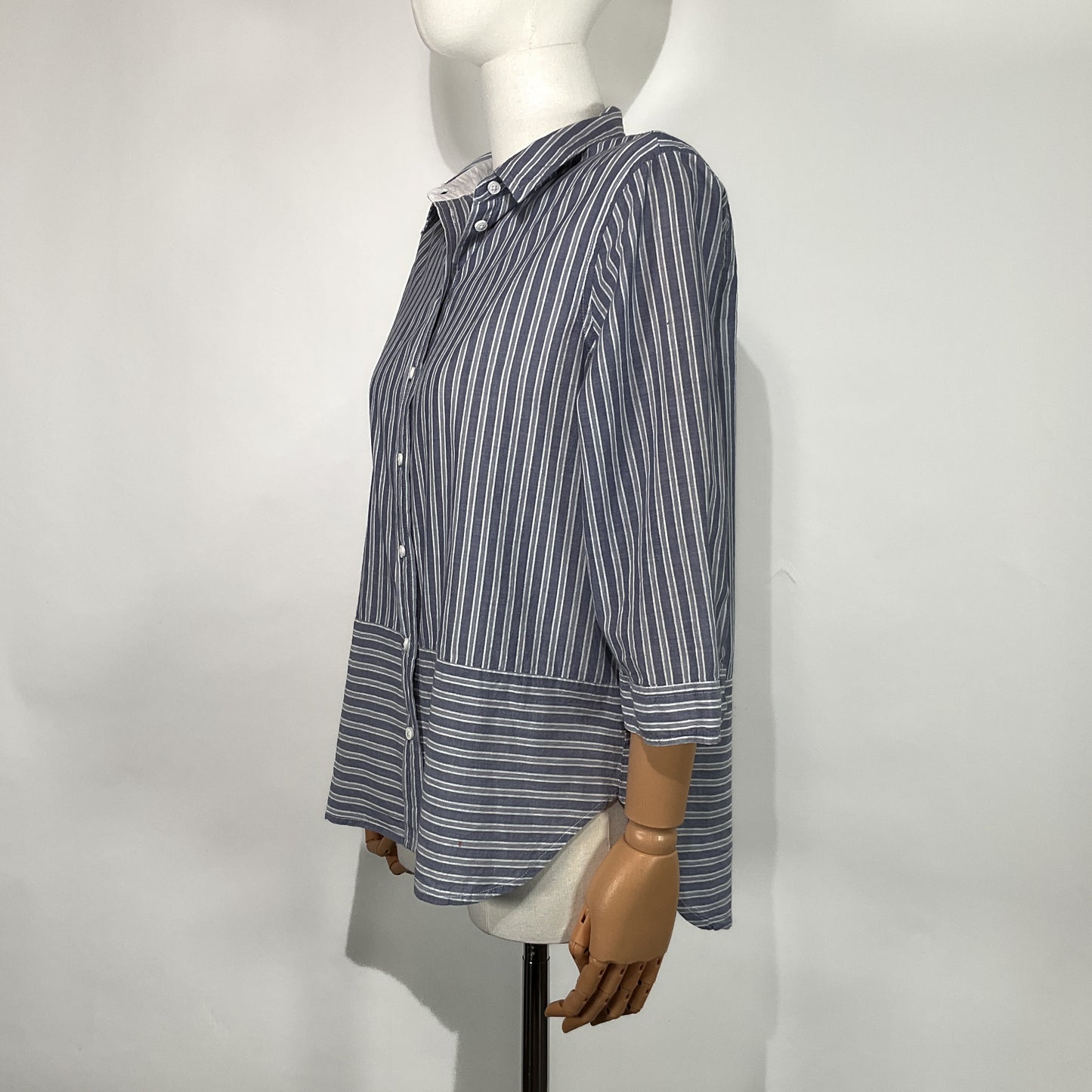Camisa de Rayas Azul y Blanca – Marca Weekend, Talla M